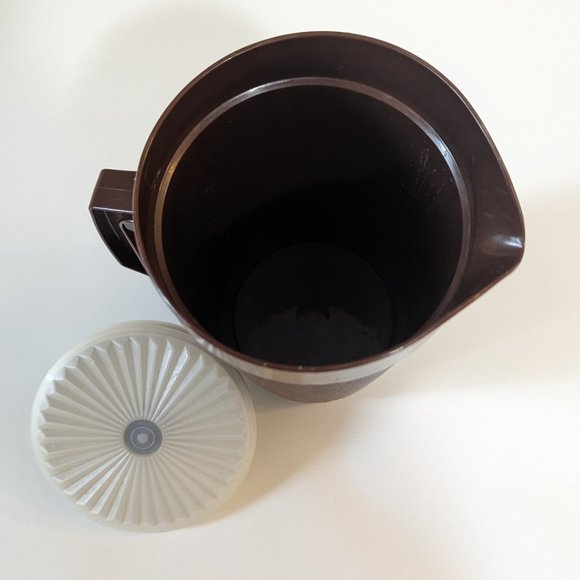 ✨ Vintage Tupperware Brown Pitcher 874-8 with Push Button Lid 875-16 ✨ - Picture 3 of 3